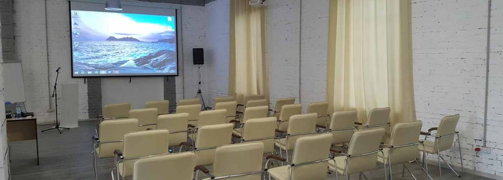 Фотография конференц-зала ДЖЕМ на 100 мест