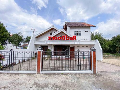 Фотографии гостиницы 
            RedDoorz near Eco Green Park Batu