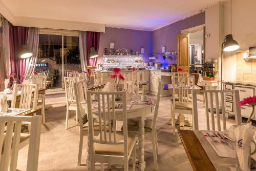 Фотографии гостиницы 
            The Originals Boutique, Clair Hôtel, Martigues (Inter-Hotel)