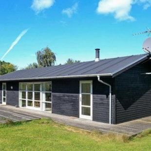 Фотография гостевого дома Three-Bedroom Holiday home in Tranekær 1