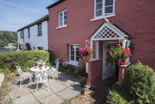 Фотография гостевого дома Holly Cottage - characterful cottage a stones throw from river Dart with front & back patios