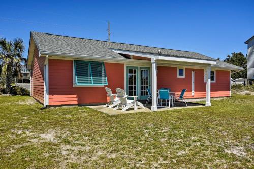 Фотографии гостевого дома 
            Colorful Emerald Isle Home, Walk to the Beach