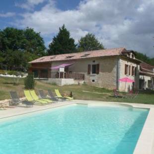 Фотографии гостевого дома 
            Chalet de 2 chambres avec piscine partagee jardin clos et wifi a Saint Germain du Salembre