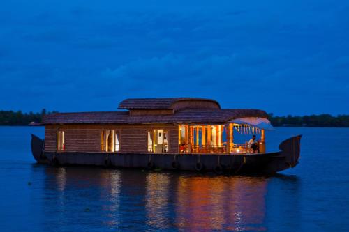 Фотографии гостиницы 
            Abad Premium House Boat