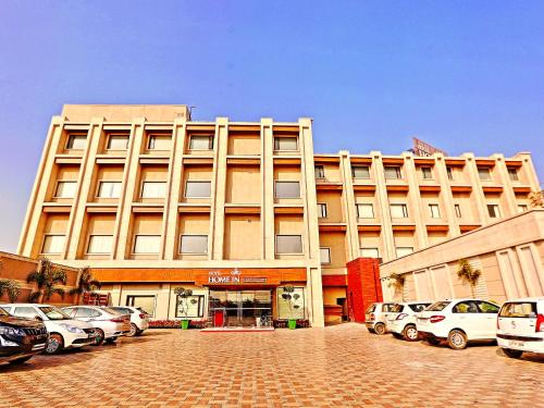 Фотография гостиницы Hotel Home In By Amrik Sukhdev