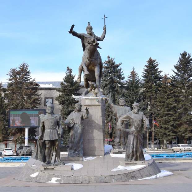 Фотографии памятника 
            Памятник Вардану Мамиконяну