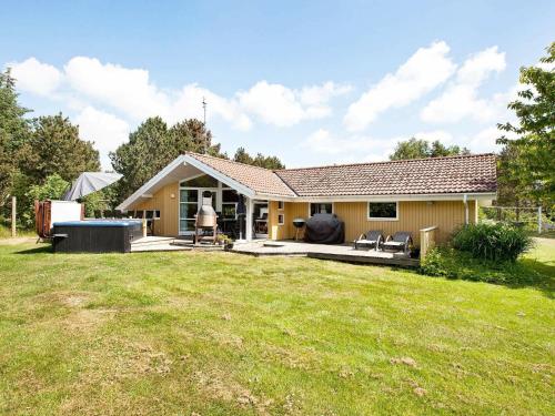 Фотография гостевого дома Four-Bedroom Holiday home in Væggerløse 5