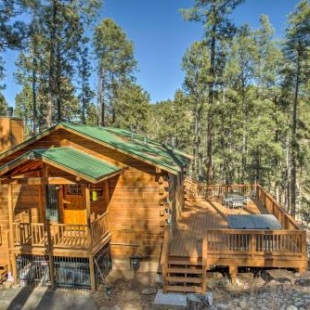 Фотография гостевого дома Secluded The Lincoln Cabin with Hot Tub and 3 Decks!