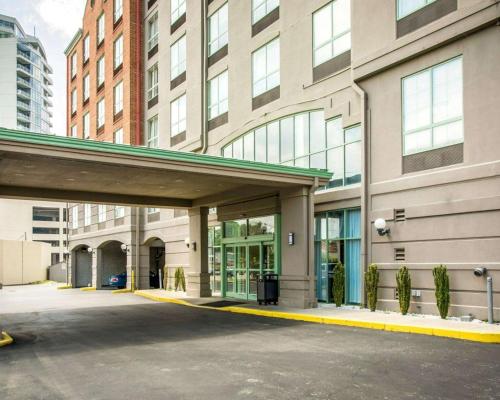 Фотографии гостиницы 
            Comfort Suites Newport - Cincinnati Riverfront