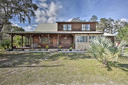 Фотографии гостевого дома 
            Sebring Ranchero Log Cabin on 40-Acre Farm!