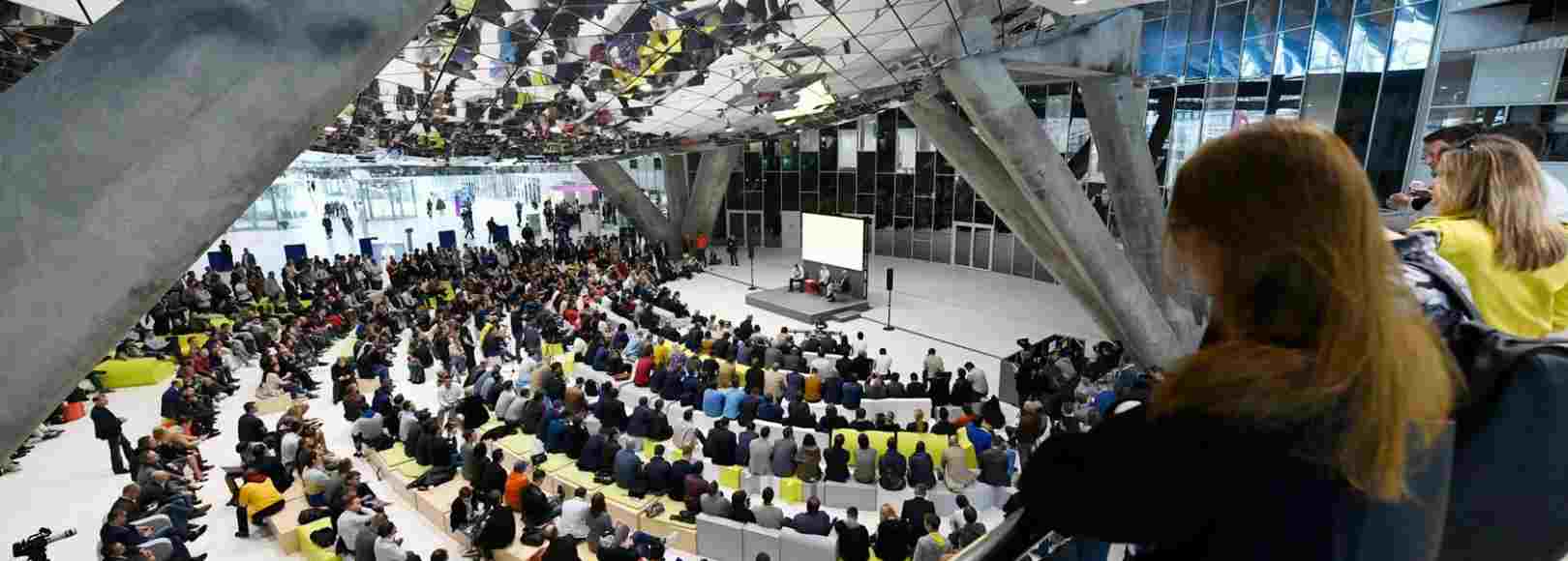 Фотография конференц-зала Зона Атриум Конгресс-центра Технопарка Сколково