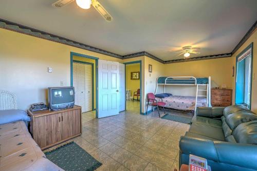 Фотография гостевого дома Burnsville Hideaway with Deck and Panoramic Mtn Views