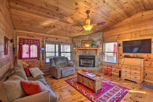 Фотография гостевого дома Ellijay Escape on Briar Creek with Hot Tub and Views!