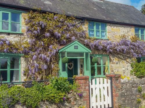 Фотографии гостевого дома 
            2 Wisteria Cottages, Chard