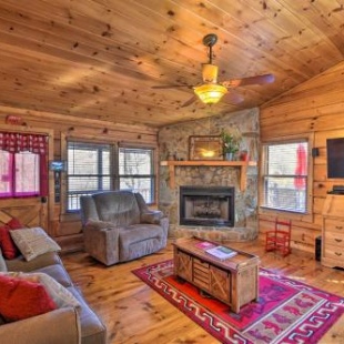 Фотография гостевого дома Ellijay Escape on Briar Creek with Hot Tub and Views!