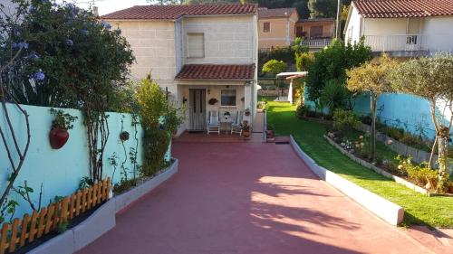 Фотография гостевого дома 4 bedrooms house with jacuzzy and enclosed garden at O Rosal 2 km away from the beach