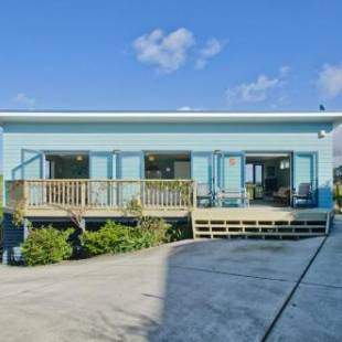 Фотографии гостевого дома 
            The Blue Cottage with WiFi- Waipu Holiday Home