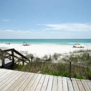 Фотографии гостевого дома 
            Three Steps to the Beach Townhouse