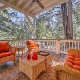 Фотография гостевого дома Stunning Lake Arrowhead Home with Multi-Level Decks