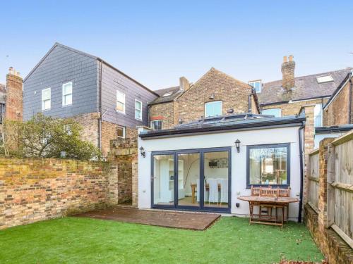 Фотография гостевого дома Grand Victorian House, Parking & River Walks