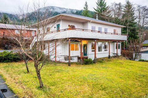 Фотографии гостевого дома 
            Ketchikan Home with Bay Views, half Mi to Hiking Trails!