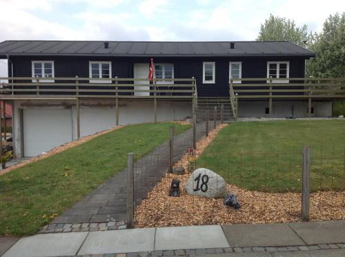 Фотография гостевого дома Ny istandsat træhus i Givskud