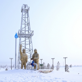 Фотография памятника Памятник буровой скважине и людям