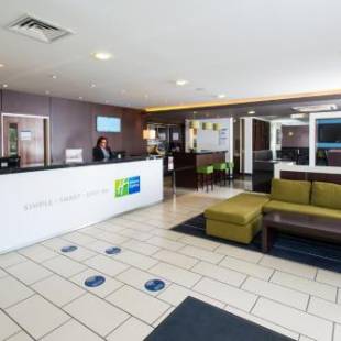 Фотографии гостиницы 
            Holiday Inn Express Cambridge Duxford M11 Jct 10, an IHG Hotel