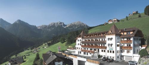 Фотография гостиницы Kronplatz-Resort Berghotel Zirm