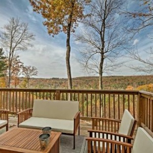 Фотография гостевого дома Newly Built and Secluded Catskill Cottage with Views!