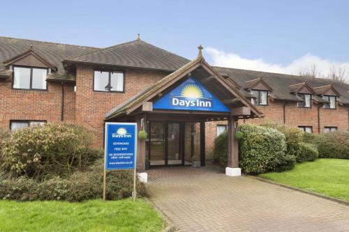 Фотография гостиницы Days Inn by Wyndham Sevenoaks Clacket Lane