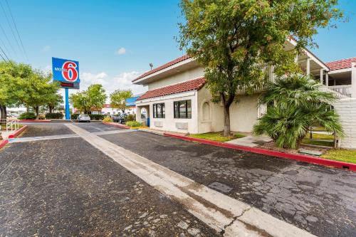 Фотографии гостиницы 
            Motel 6-Kingman, AZ - Route 66 East