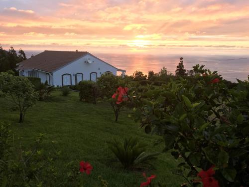 Фотографии гостевого дома 
            2 bedrooms house with enclosed garden and wifi at Caveira DAS FLORES AZORES 7 km away from the beach