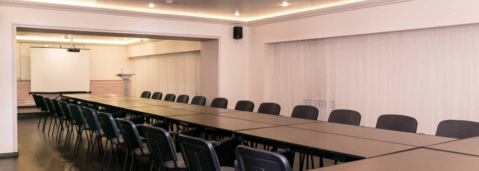 Фотография конференц-зала Русь