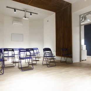 Фотография конференц-зала Конференц-зал коворкинга Workkode