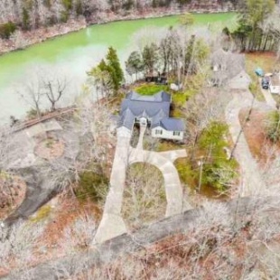 Фотография гостевого дома Blackbeards Lakefront Bungalow