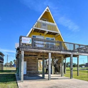 Фотография гостевого дома A-Frame Home with Deck - 2 Blocks to Surfside Beach!