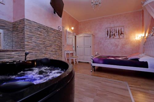 Фотографии гостевого дома 
            Chilling Jacuzzi Suite and Deluxe rooms Guesthouse