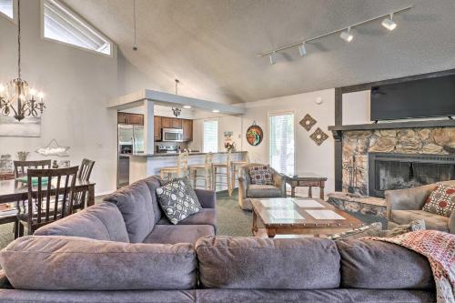 Фотография гостевого дома Lake-View Margaritaville Home Hot Tub and Fire Pit!