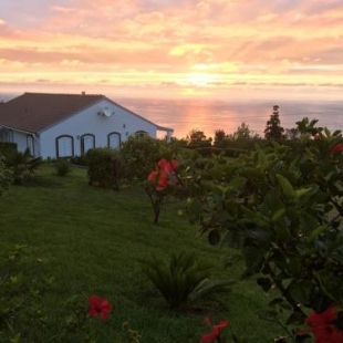 Фотография гостевого дома 2 bedrooms house with enclosed garden and wifi at Caveira DAS FLORES AZORES 7 km away from the beach