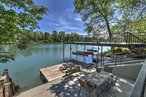 Фотографии гостевого дома 
            Waterfront Guadalupe River Lodge Home with Dock!