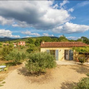 Фотография гостевого дома Detached holiday home near the truffle capital of Aups, with a shared swimming pool