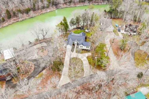 Фотографии гостевого дома 
            Blackbeards Lakefront Bungalow