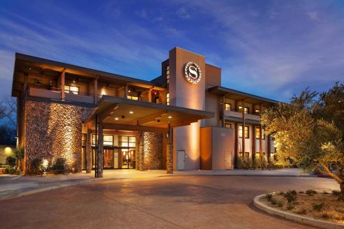 Фотография гостиницы Sheraton Redding Hotel at the Sundial Bridge