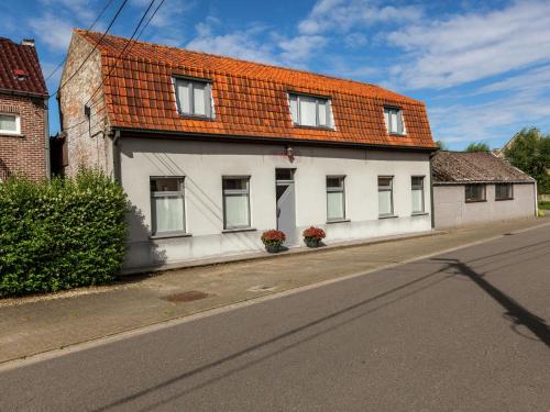 Фотография гостевого дома Spacious Mansion with Private Garden by Forest in Kruiskerke