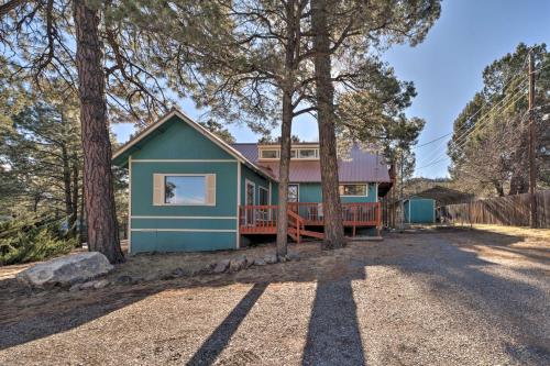 Фотографии гостевого дома 
            Southwestern Ruidoso Hideaway with Furnished Deck!