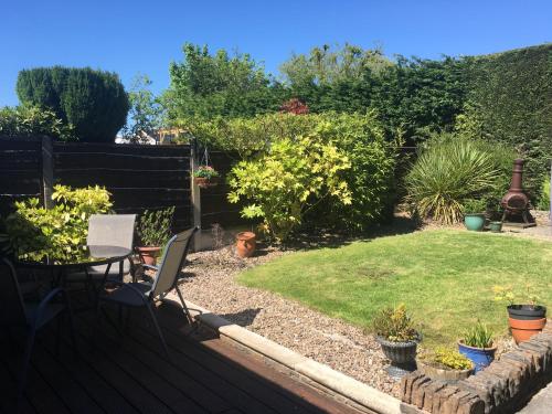 Фотография гостевого дома Spacious bungalow/private garden-sleeps up to 6