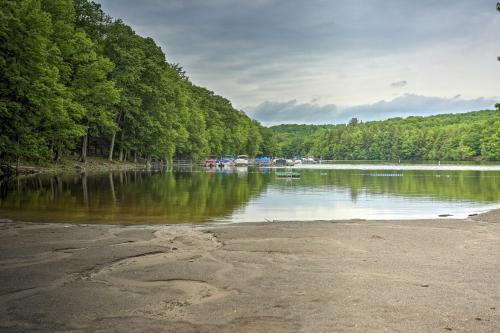 Фотографии гостевого дома 
            Family Cabin, Walk to Lake Wallenpaupack and Marina!