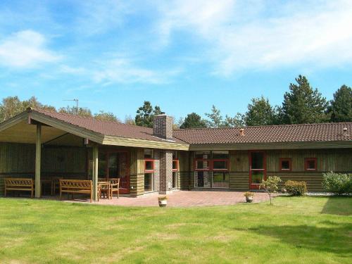 Фотография гостевого дома Four-Bedroom Holiday home in Væggerløse 14