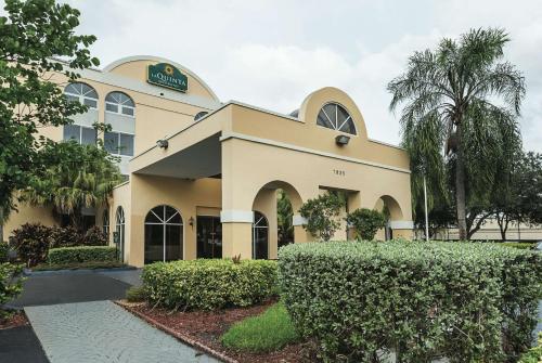 Фотография гостиницы La Quinta by Wyndham Miami Lakes